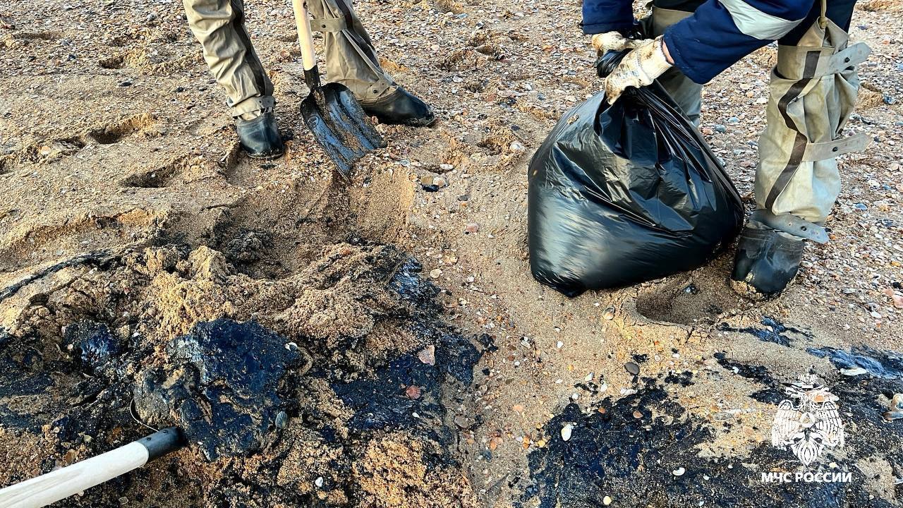 Мазут с танкеров добрался до Азовского моря