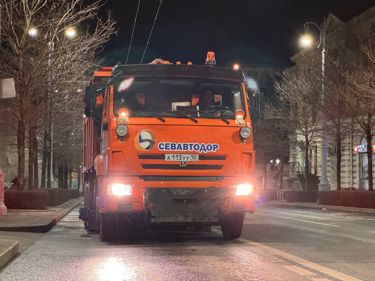 Коммунальщики приступили к обработке дорог в Севастополе