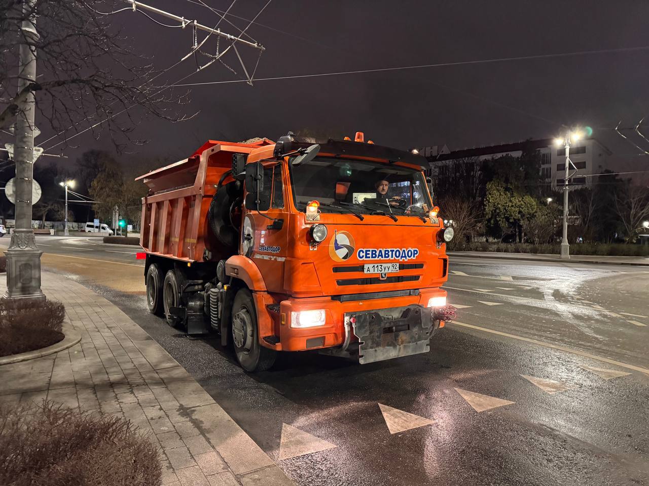 В Севастополе обработали основные участки дорог