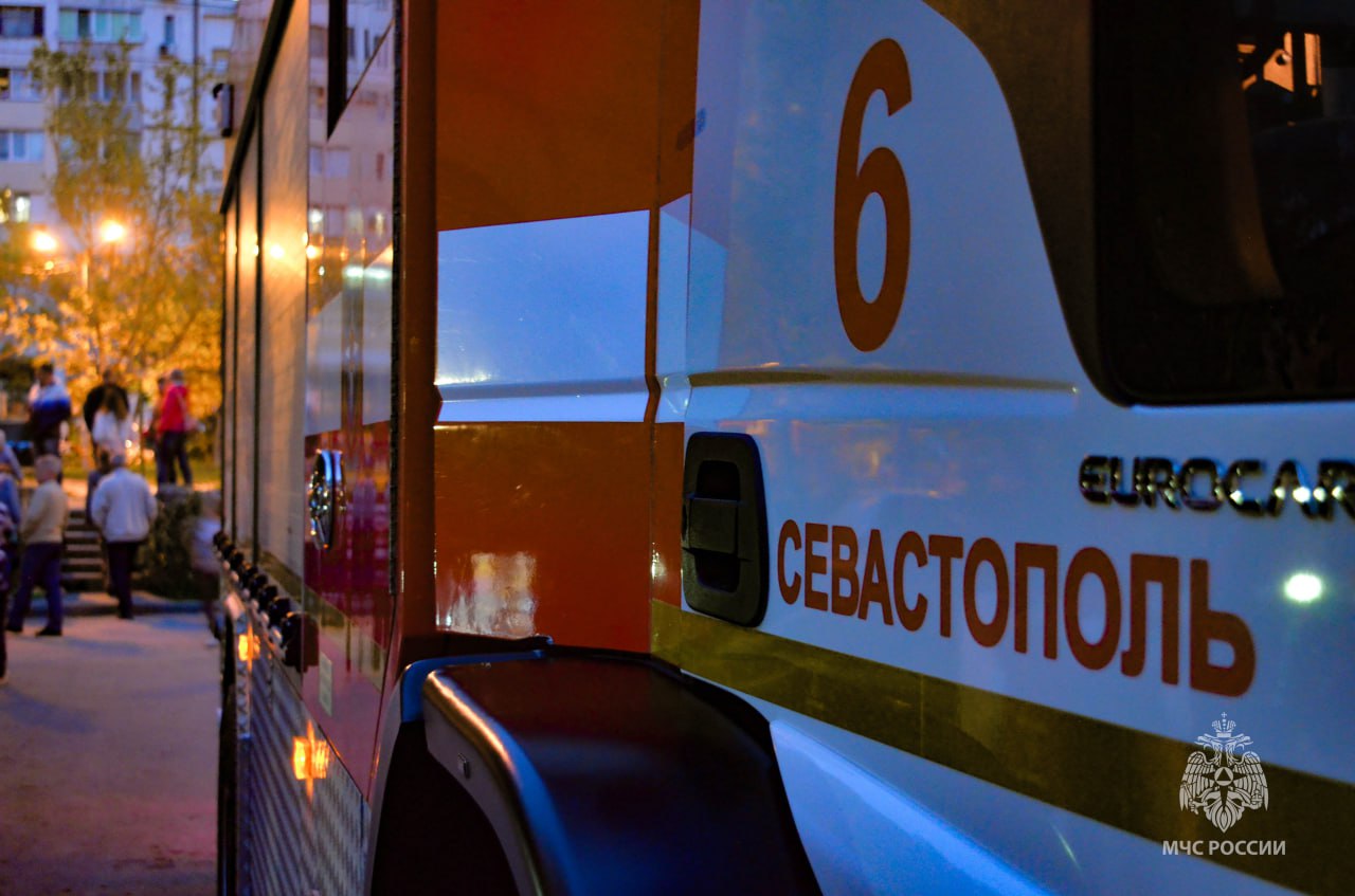 37 человек эвакуировали при пожаре в севастопольской пятиэтажке