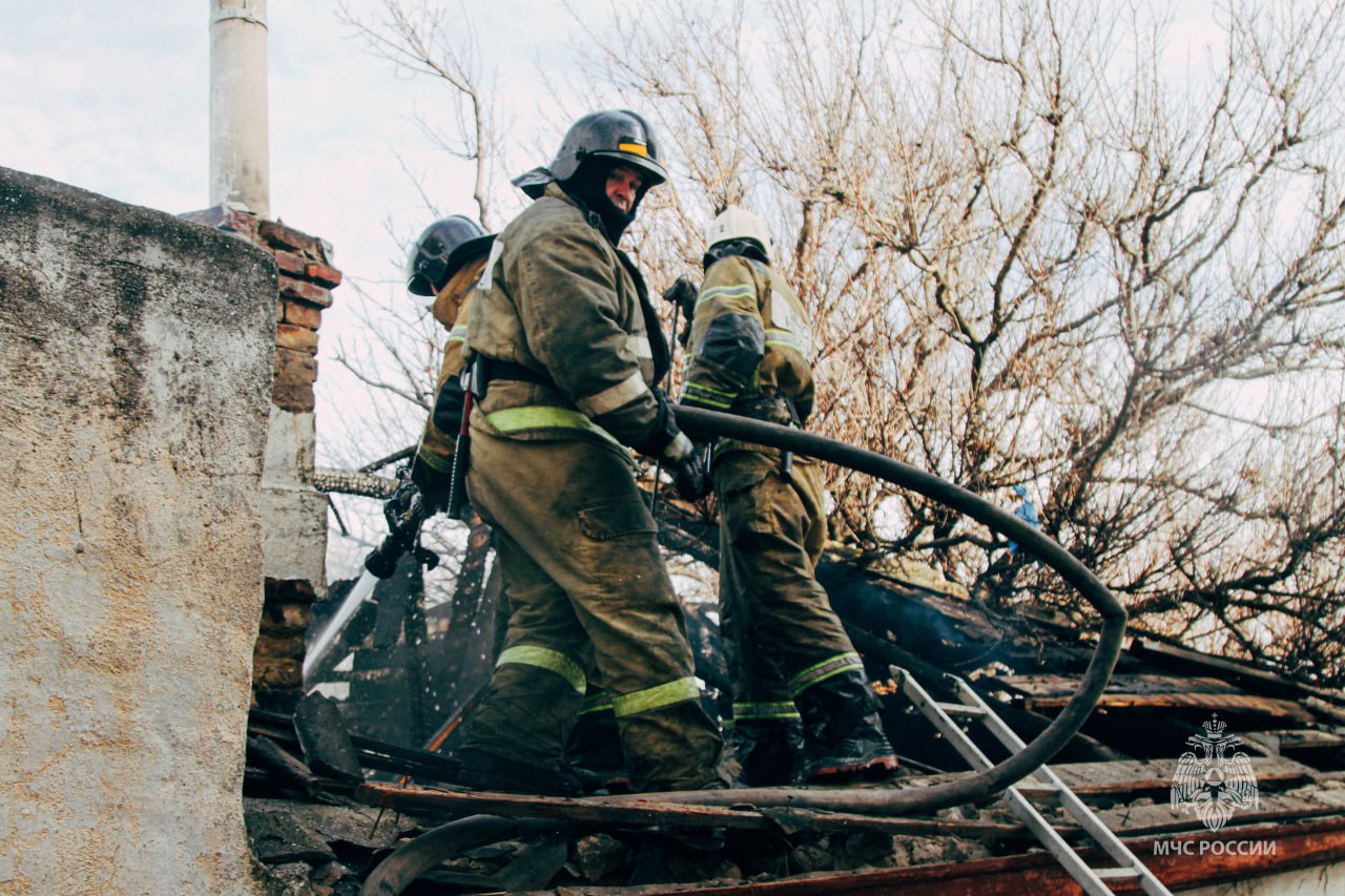 На выходных севастопольские пожарные тушили пламя в частных домах