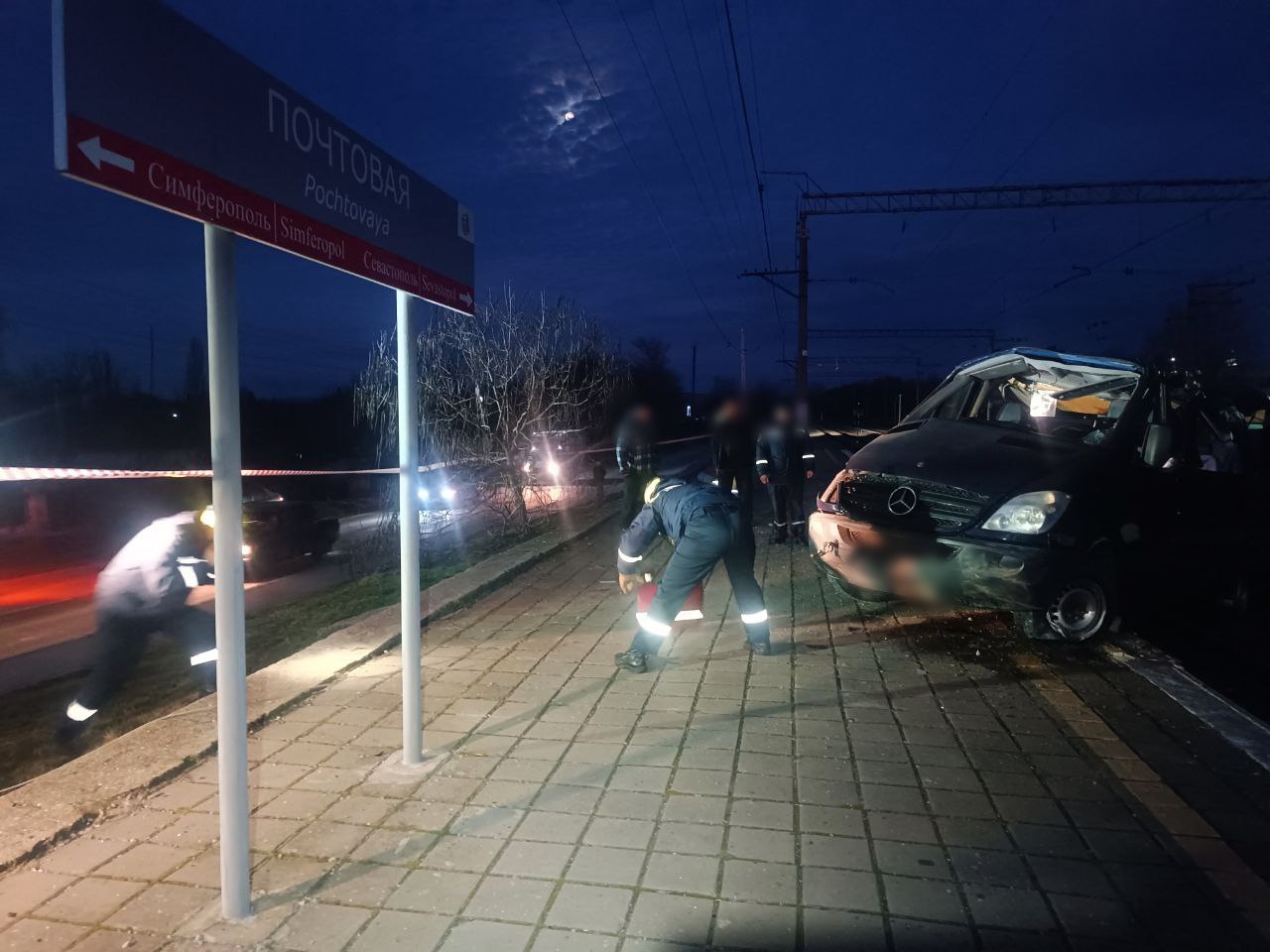 С железнодорожных путей в Крыму эвакуировали автомобиль (ФОТО)