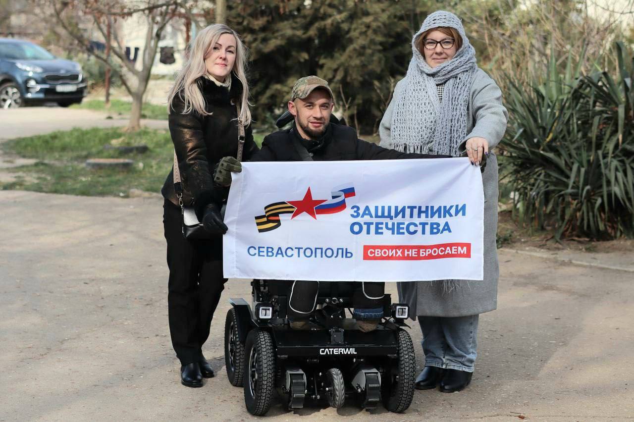 Севастопольскому ветерану СВО вручили кресло-коляску вездеход