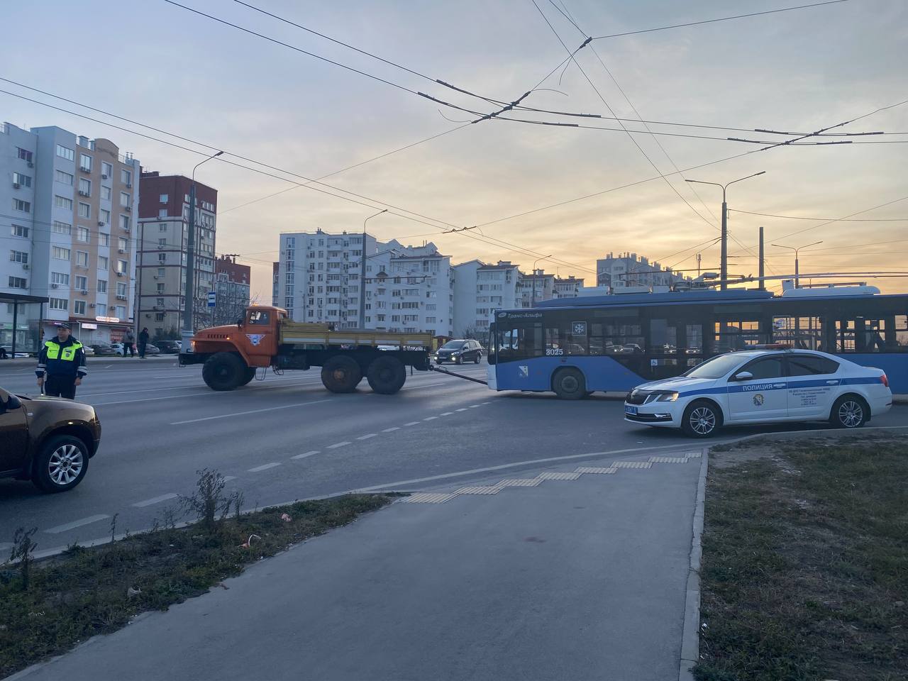 Неизвестный повредил контактную сеть в Севастополе