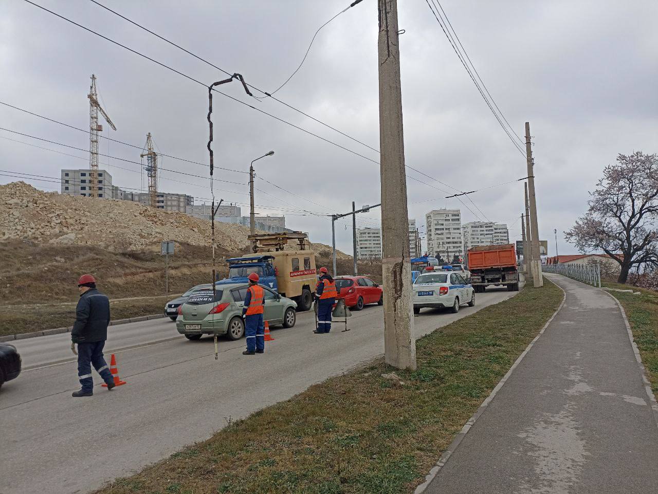 Водитель самосвала оборвал контактную сеть в Севастополе