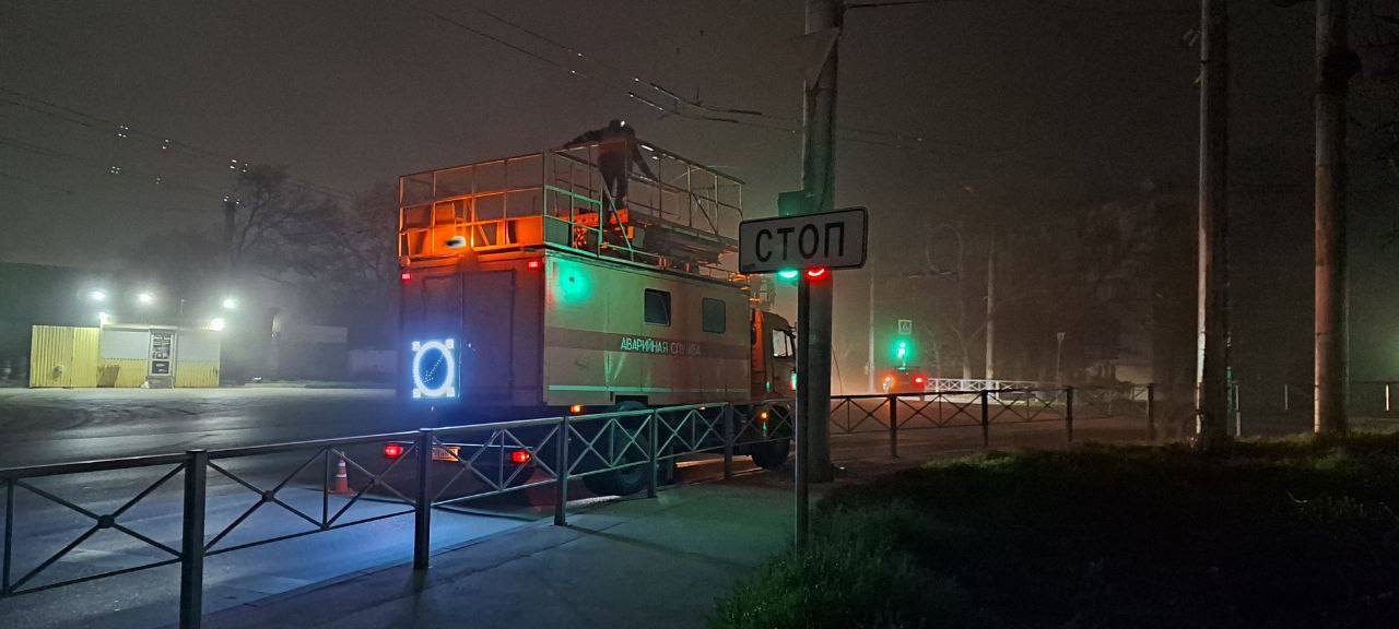 На перекрестке улиц Шабалина и Хрусталева смонтировали новый участок контактной сети для троллейбусов