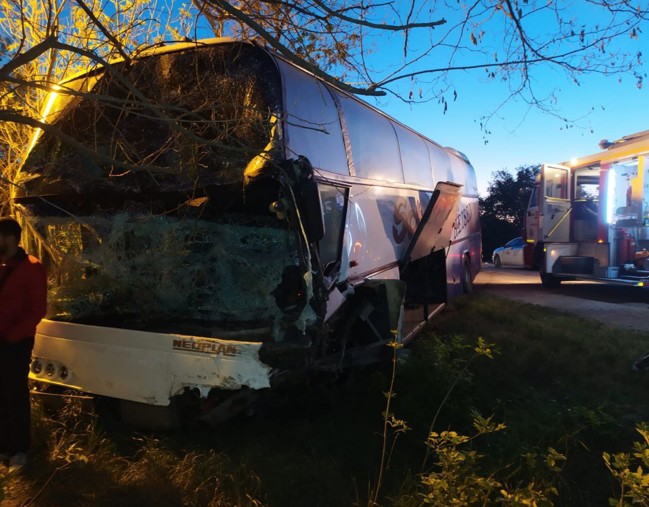При столкновении пассажирского автобуса с грузовиком в Крыму погиб человек (ФОТО)