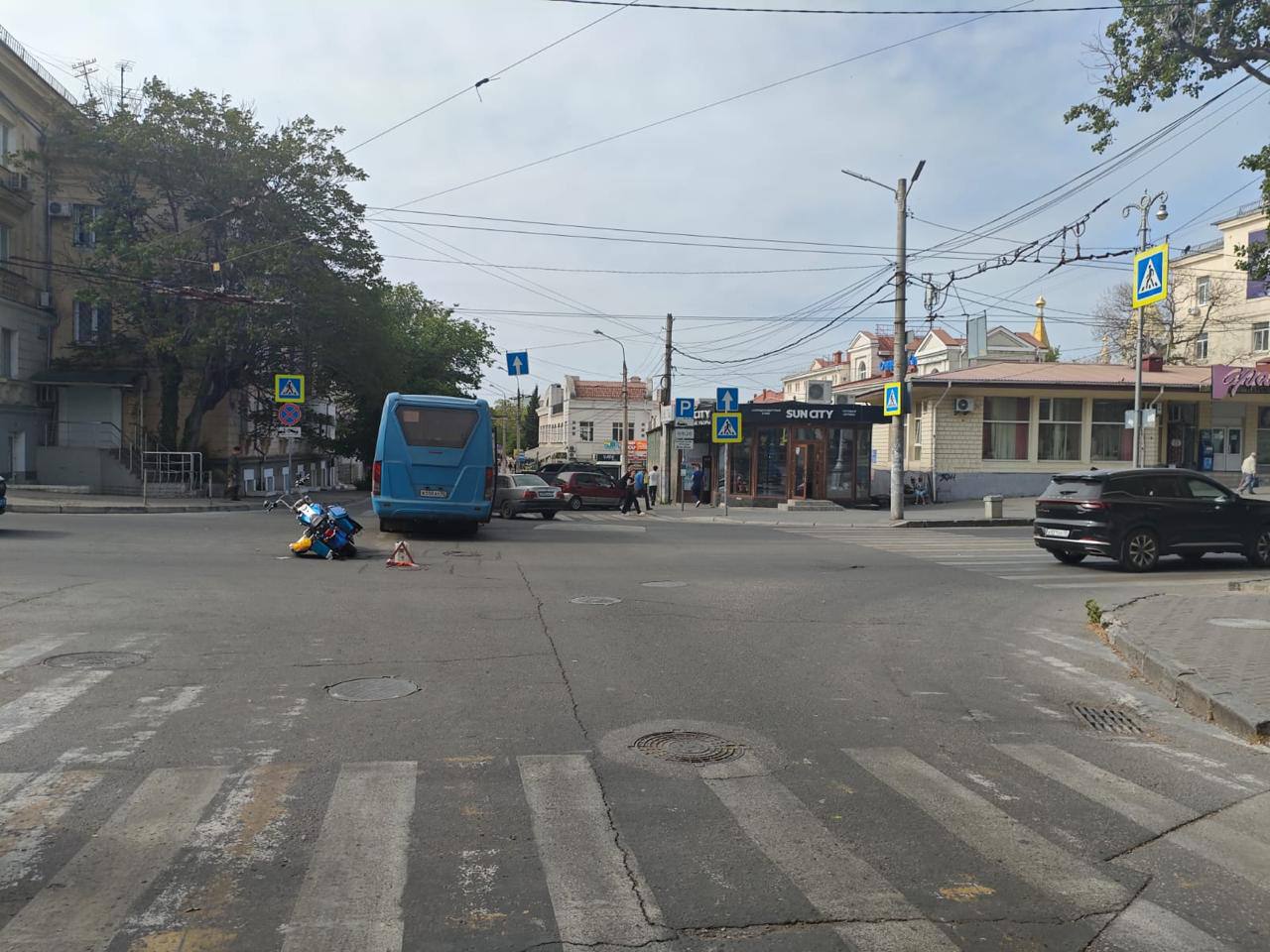 Мотоциклист получил травмы при столкновении с маршруткой в Севастополе
