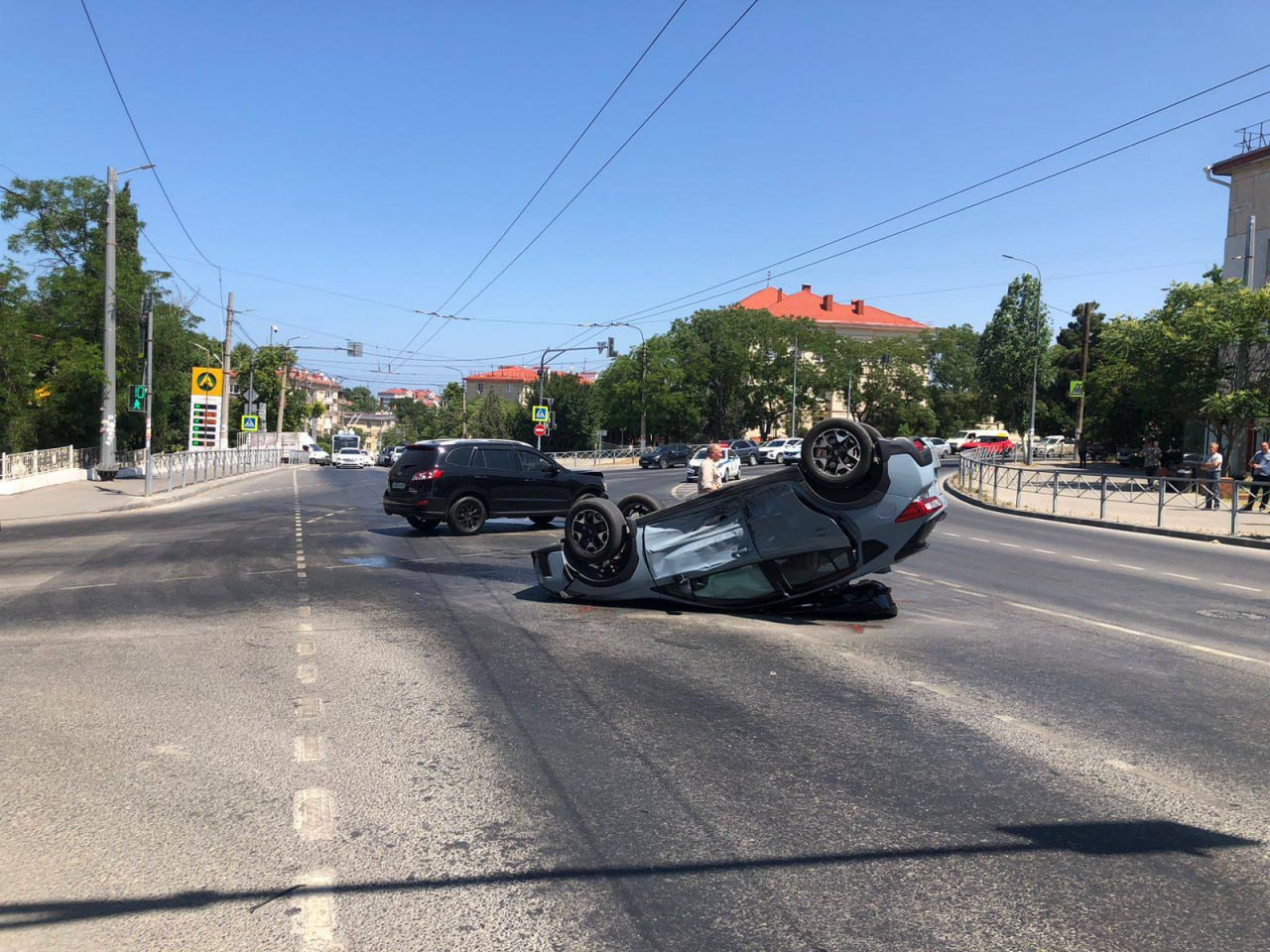 В ДТП на проспекте Генерала Острякова перевернулся автомобиль