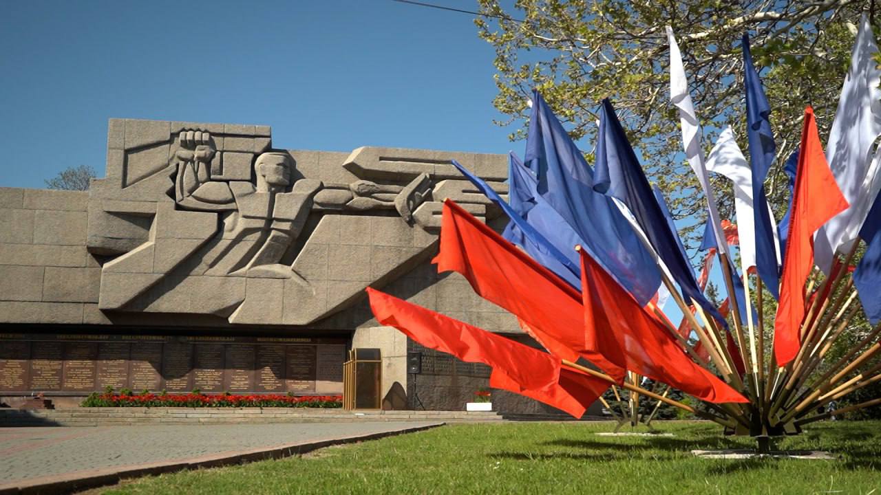 Более 500 триколоров украсили Севастополь