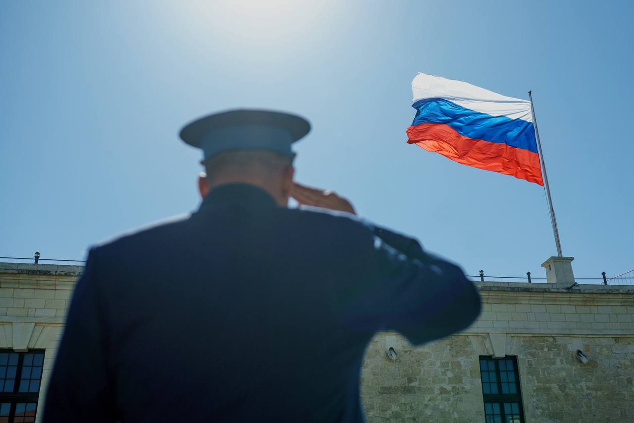 Видимый из любой точки Севастопольской бухты триколор взвился над Константиновской батареей 