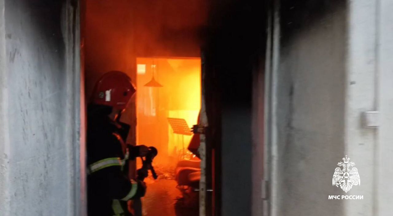 62 человека эвакуировали на пожаре в Ялте