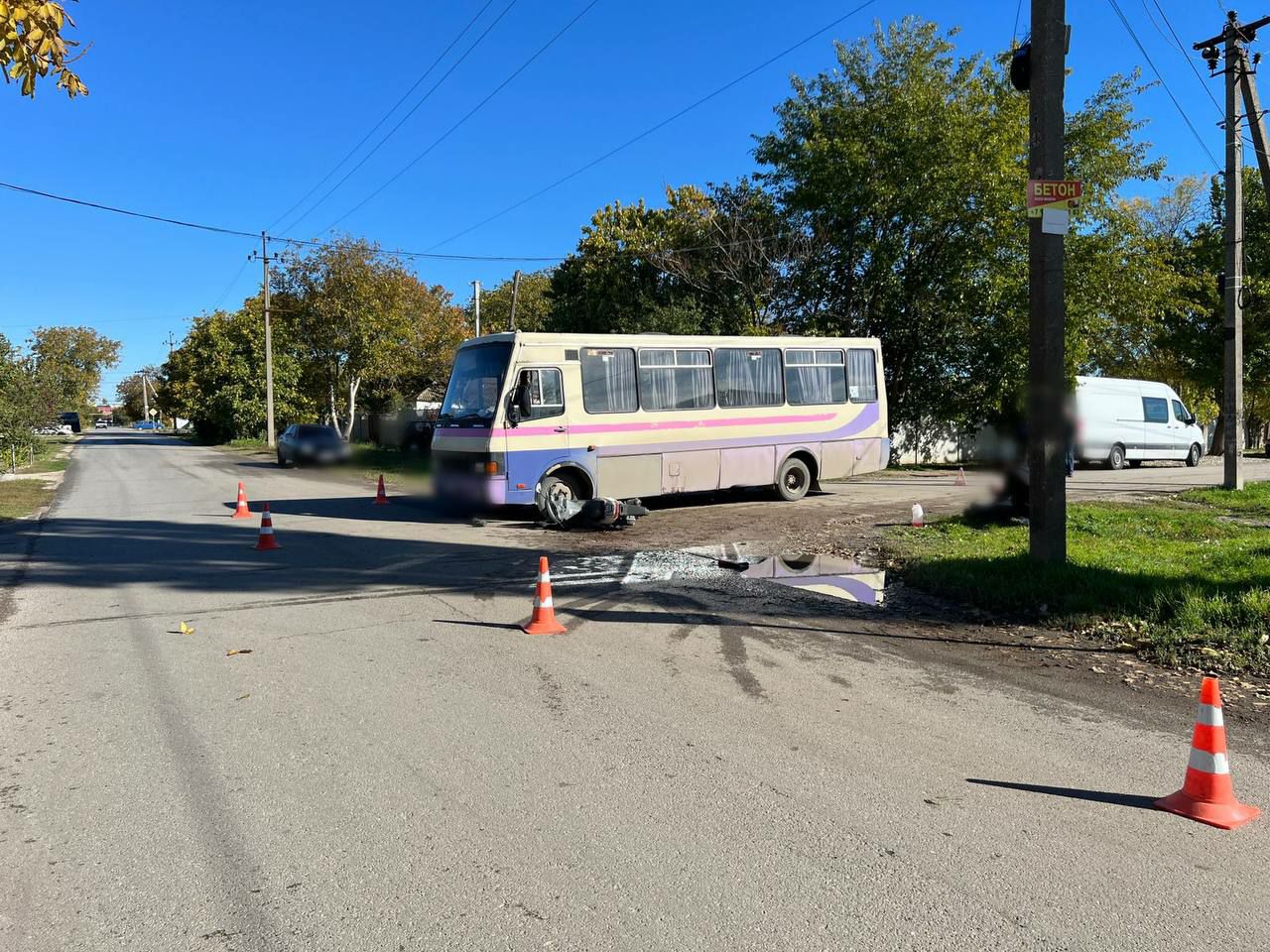 Водитель мопеда получил травмы при столкновении с автобусом в Крыму