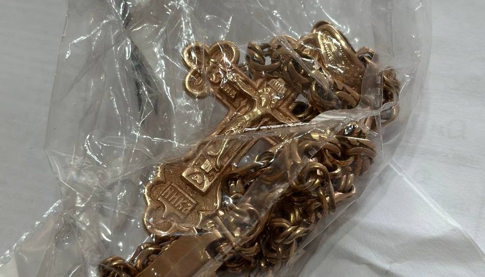 Золотая цепь с крестом за 125 тысяч рублей пропала у крымчанина после застолья со случайным знакомым