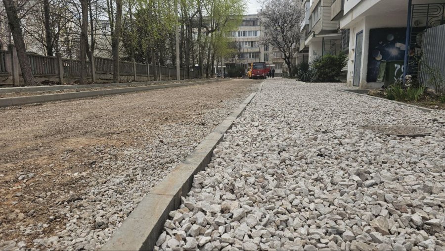 Во дворе на улице Хрусталева ведутся ремонтные работы