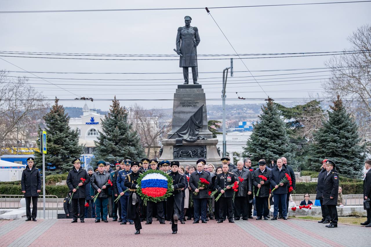 В Севастополе возложили цветы к Вечному огню