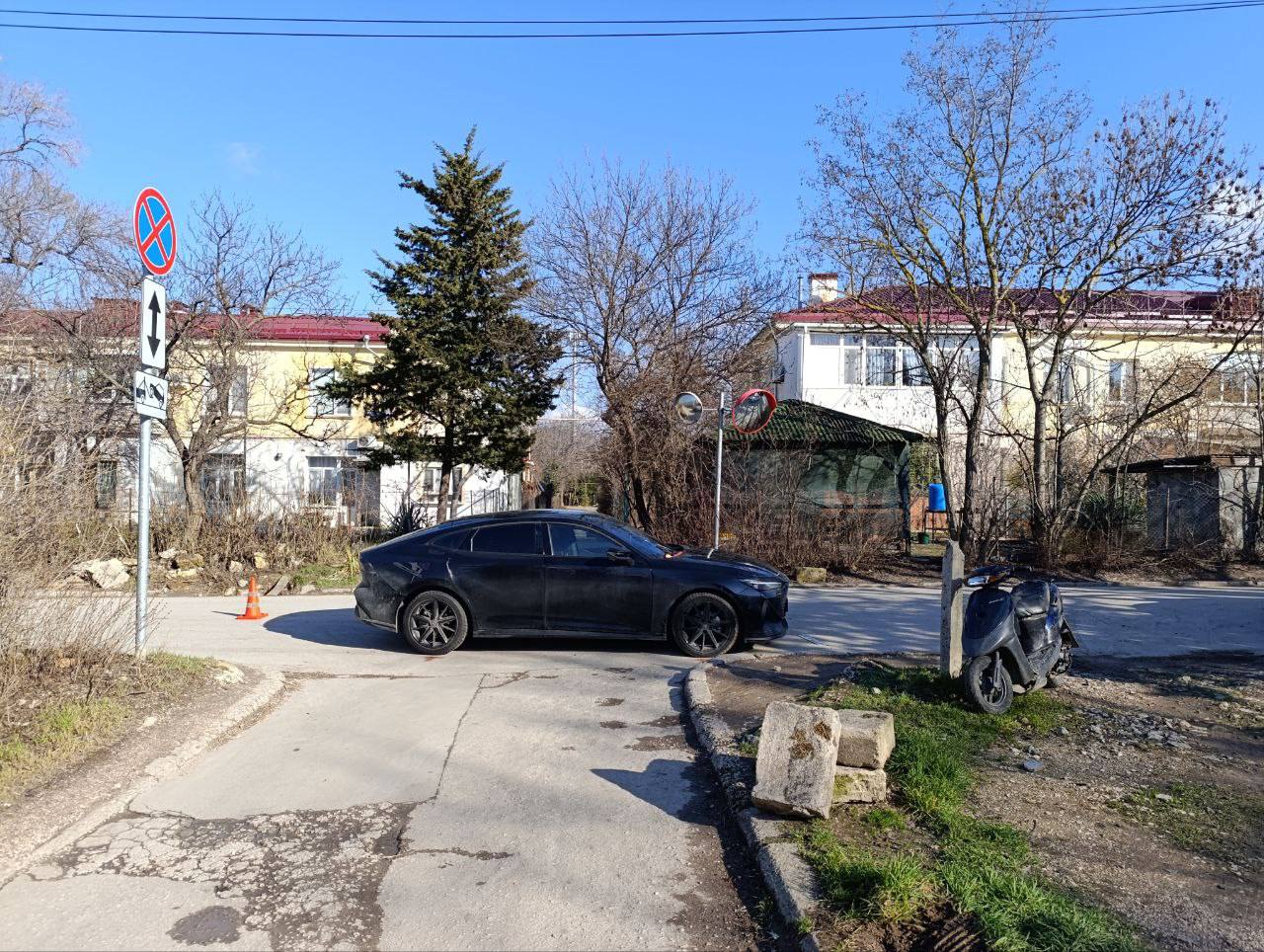 В Севастополе водитель мопеда устроил ДТП и скрылся