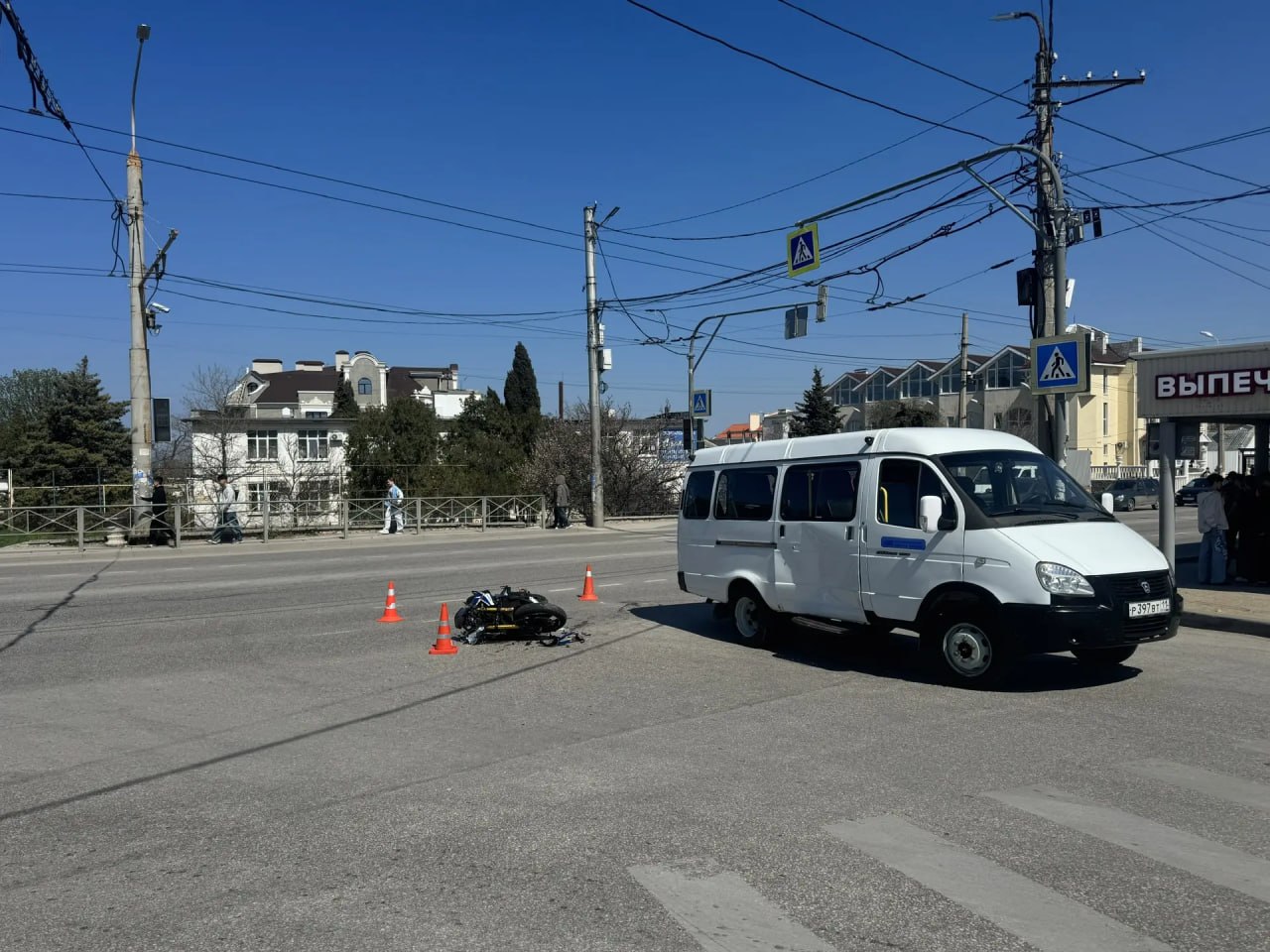Мотоциклист врезался в «ГАЗель» на улице Пожарова в Севастополе