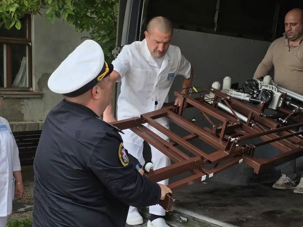 Офицеры военного следственного управления по ЧФ передали госпиталю в Севастополе многофункциональную медицинскую кровать