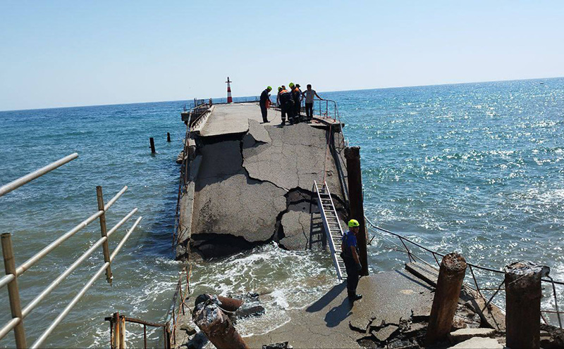 Спасатели эвакуировали 4-х рыбаков с обрушившегося причала в Алуште