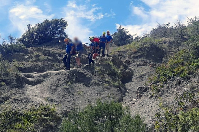 В горах Крыма спасатели оказали помощь туристу, получившему тепловой удар