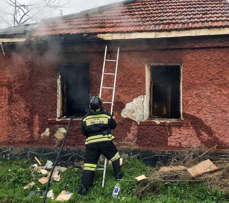 В Севастополе потушили пожар в заброшенном строении