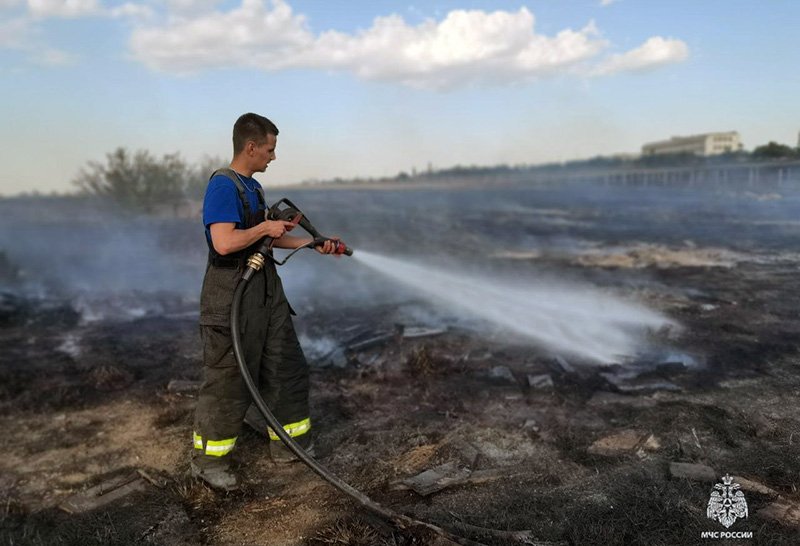 Более 70 человек тушили пожар в Симферопольском районе