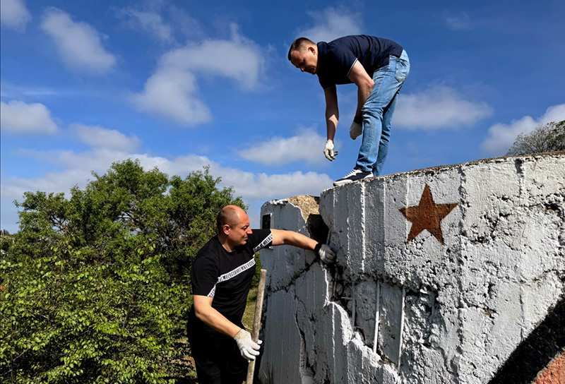 В Севастополе работники прокуратуры приводят в порядок объекты времен ВОВ