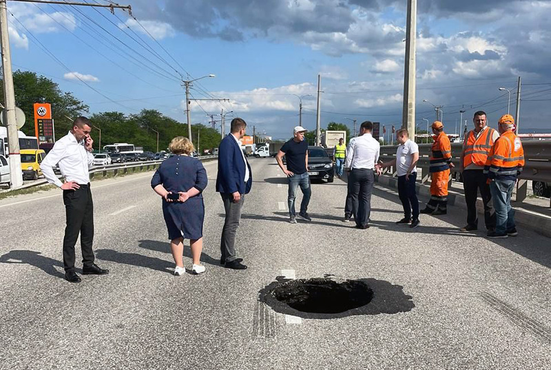 В Симферополе провалилась дорога