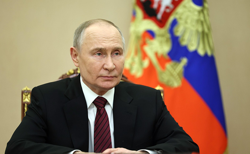 Владимир Путин поздравил сотрудников МЧС с Днем спасателя