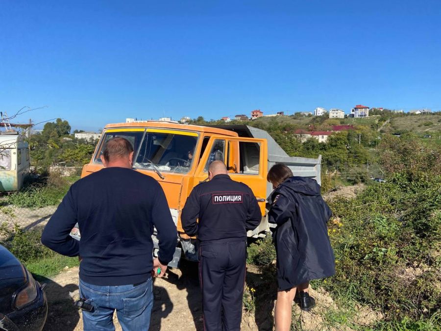 Водителю грузовика в Севастополе грозит крупный штраф за сброс строительного мусора 