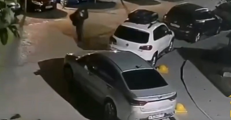 Принёс автомобильную шину и поджёг её: крымчанин за вознаграждение пытался сжечь квартиру в Симферополе (видео)