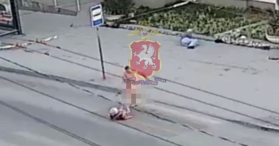 Обнаженный мужчина избил на улице двух пожилых жительниц Севастополя (видео)