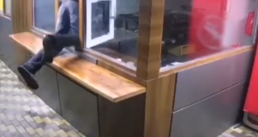 Симферопольский беспризорник обворовал кафе быстрого питания на 67 тысяч рублей (видео)