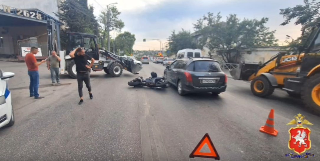 В Севастополе мотоциклист получил травмы в ДТП с трактором и легковушкой (видео)