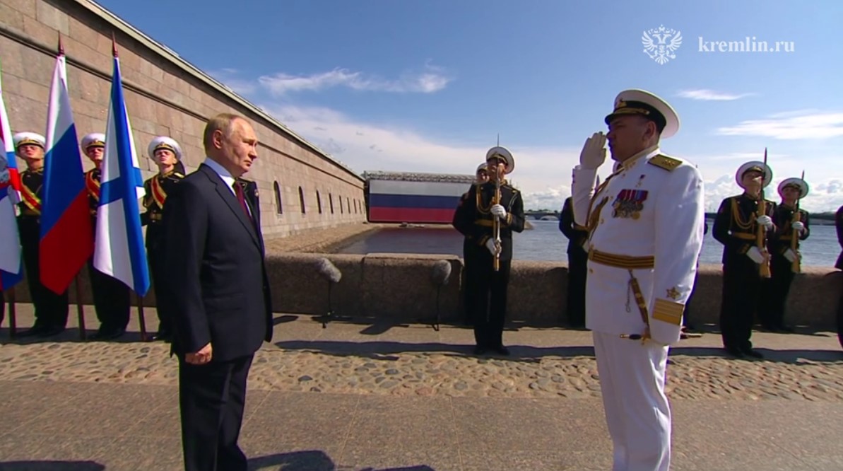 Владимир Путин поздравил российских военнослужащих с Днем ВМФ