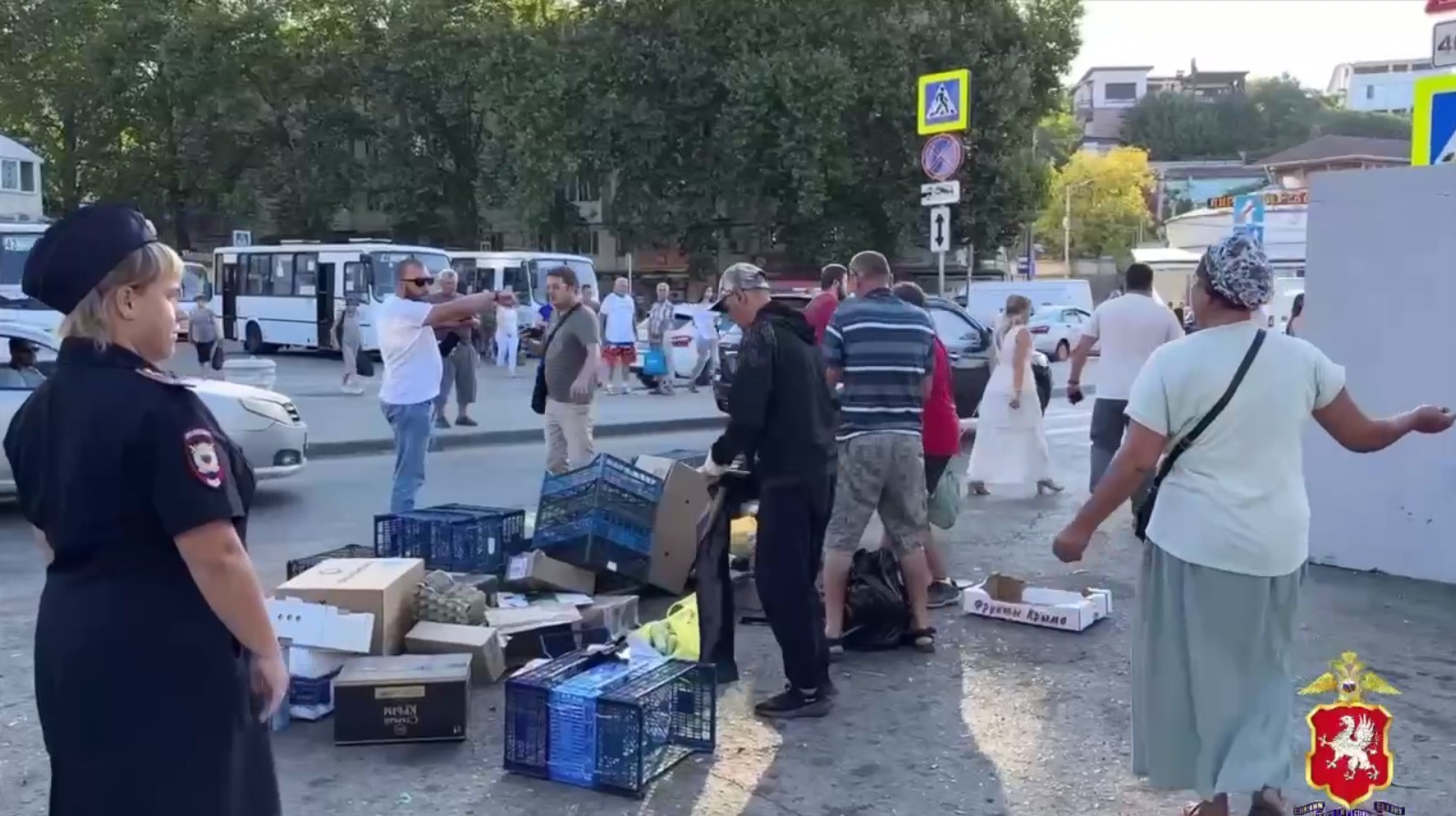 Во время рейда на площади Захарова в Севастополе изъяли 250 килограммов продукции (видео)