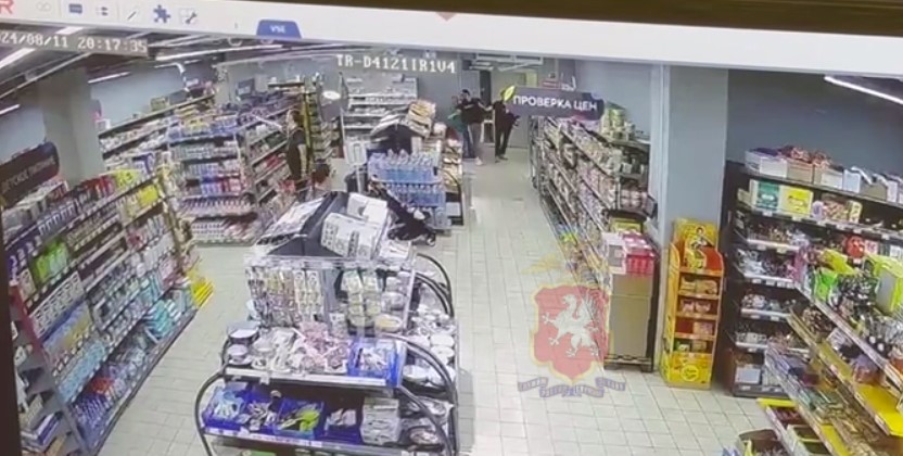 Севастополец пытался вынести из магазина мясорубку (видео)
