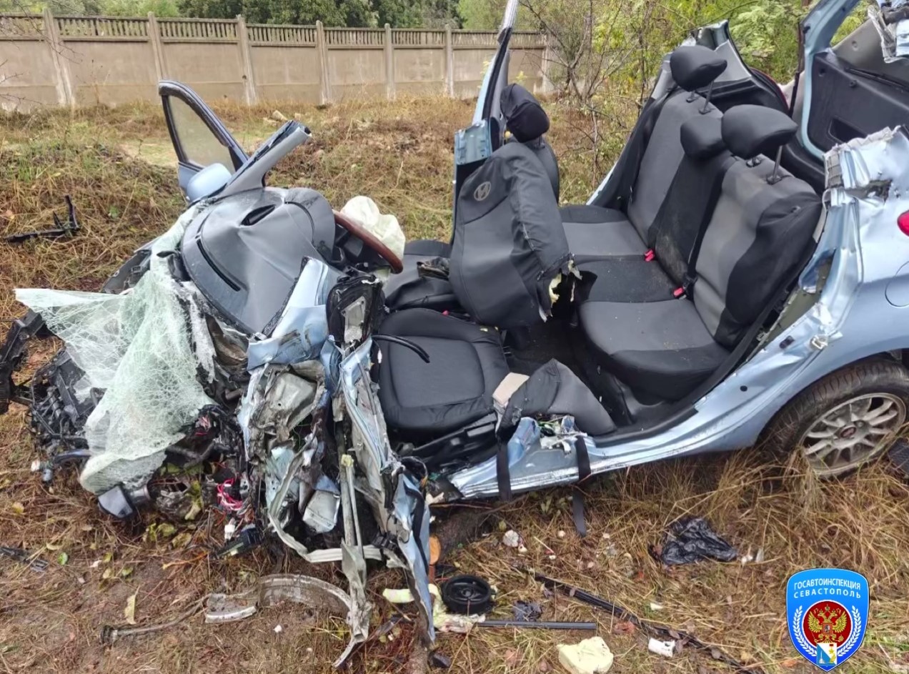 Водитель Hyundai въехал в грузовик под Севастополем