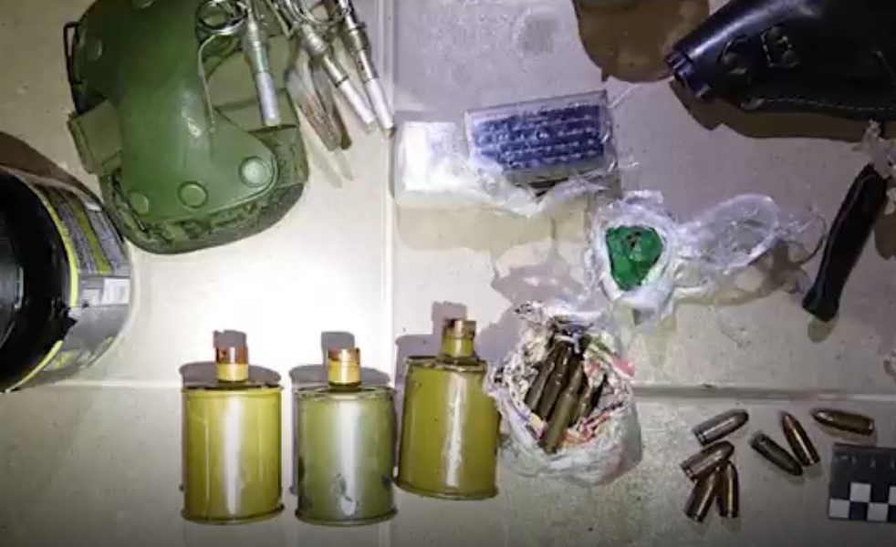 Трое севастопольцев получили сроки за организацию крупного тайника с оружием