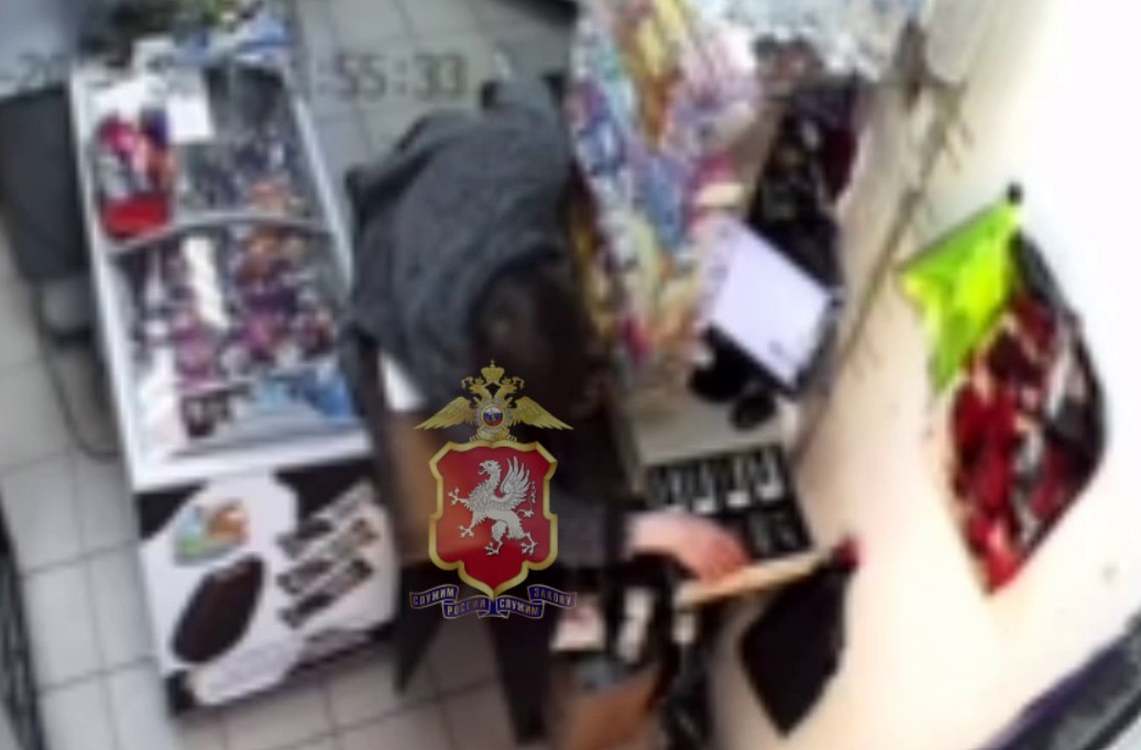 Севастополец обчистил кассу магазина, пока продавщица спала за прилавком (ВИДЕО)