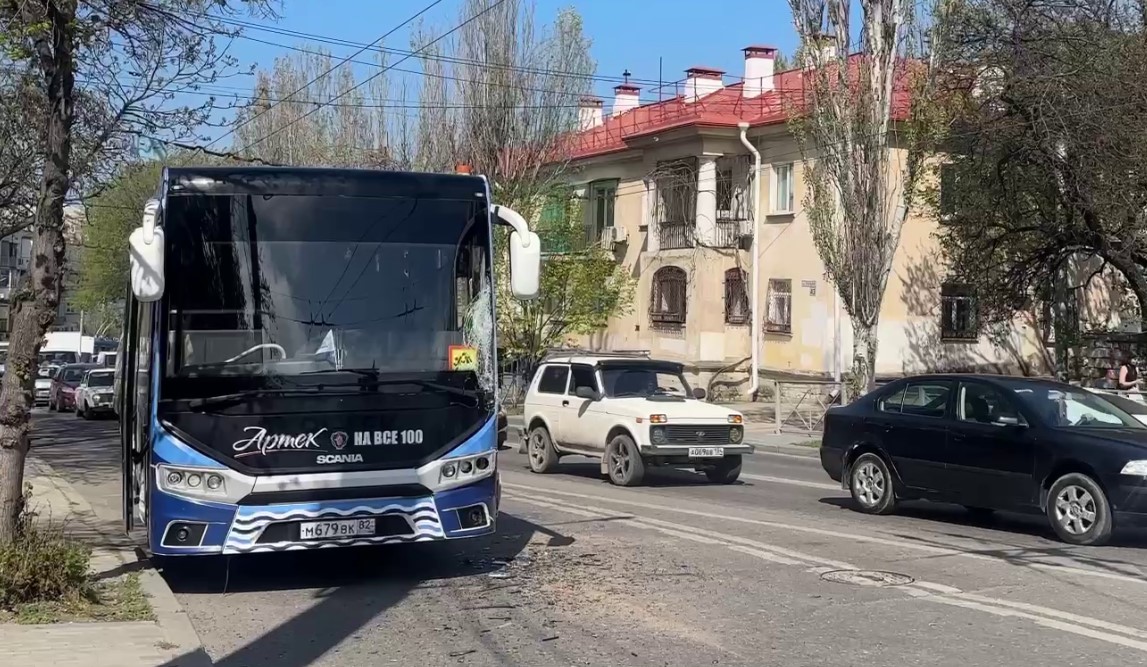 Восемь детей пострадали при столкновении автобуса и легковушки в Севастополе (ВИДЕО)