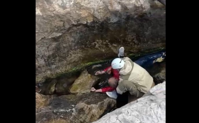 В Крыму рыбак потерял сознание и упал со скалы в море