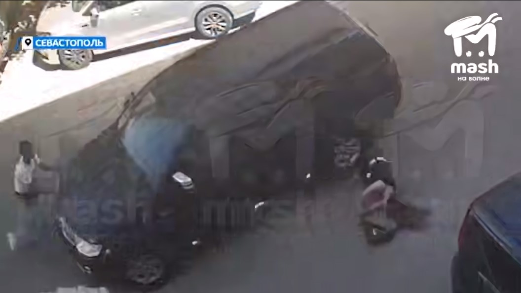 Попавшая под колеса автомобиля на ПОРе девушка-подросток скончалась в больнице (ВИДЕО)