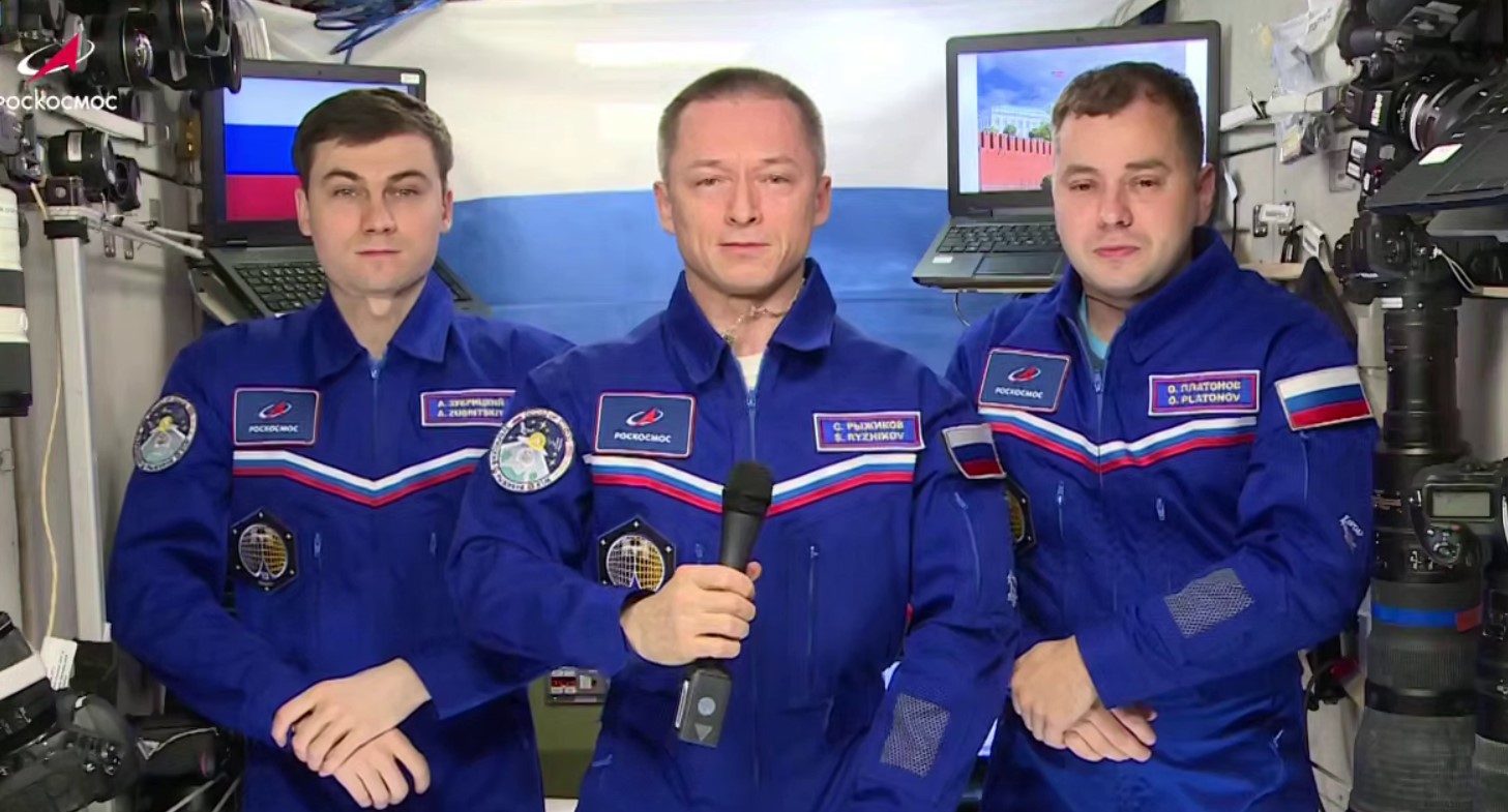 Российские космонавты поздравили соотечественников с Днем флага с борта МКС (ВИДЕО)
