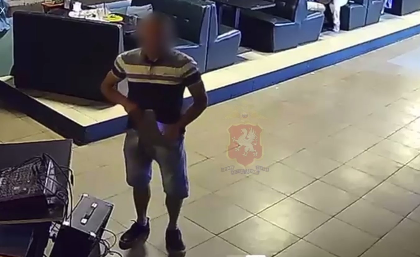 Посетитель севастопольского кафе вынес в шортах планшет диджея (ВИДЕО)