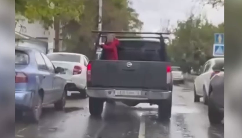 Севастополец вёз четырехлетнего сына в кузове пикапа, чтобы не испачкать салон иномарки (ВИДЕО)