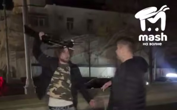Арбалетчик «расстрелял» здание в центре Севастополя: полиция проводит проверку
