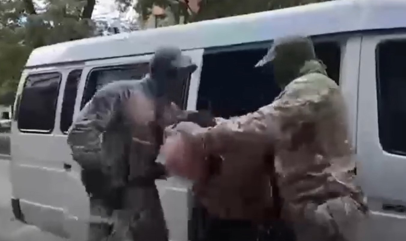 ФСБ показала кадры задержания и допроса мужчины, готовившего взрыв в центре Севастополя (ВИДЕО)