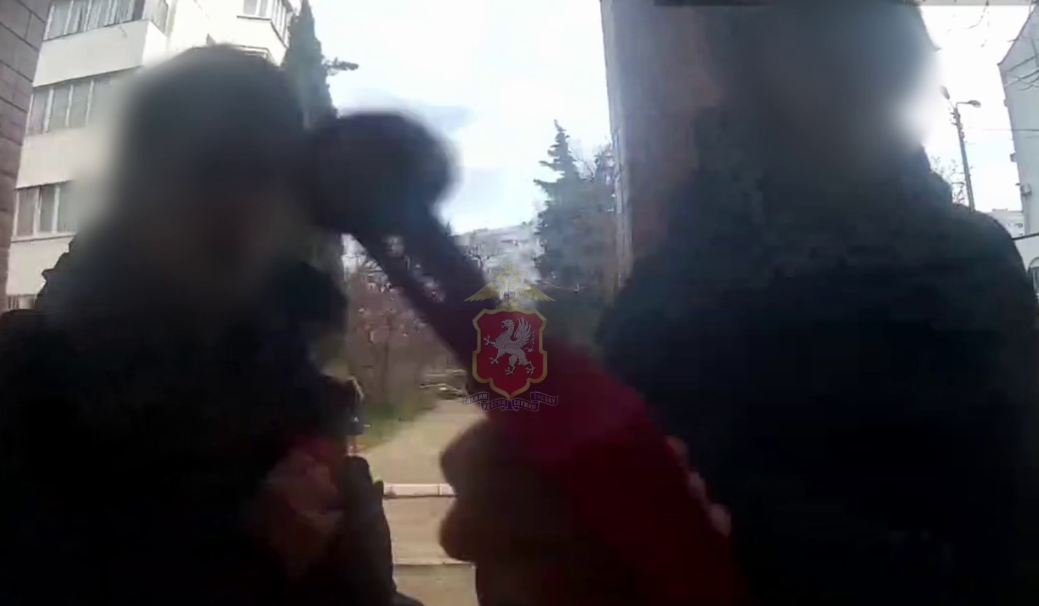 Подросток из Севастополя обиделся на жильцов многоэтажки и разбил им молотком домофон (ВИДЕО)
